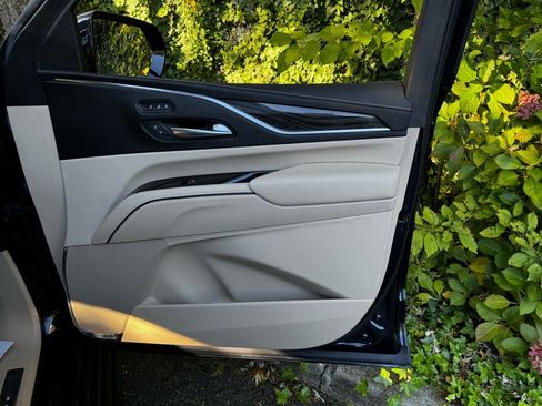 Used 2023 Cadillac Escalade Premium Luxury w/ Performance Package image 23