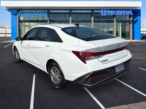 Used 2025 Hyundai Elantra SE image 3