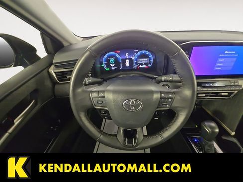 Used 2025 Toyota Camry XLE image 12