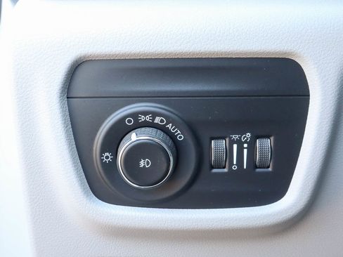 Used 2022 Jeep Grand Cherokee Overland w/ Luxury Tech Group IV AWD/4WD image 17