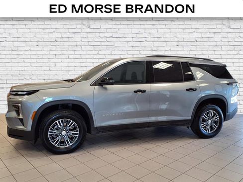 Used 2025 Chevrolet Traverse LT image 2