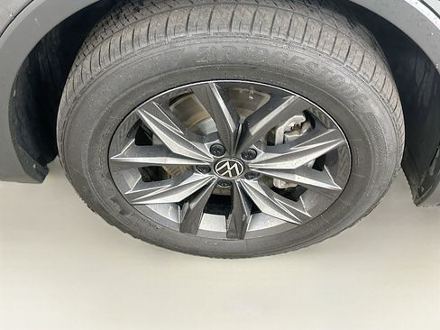 Used 2022 Volkswagen Tiguan SE w/ Panoramic Sunroof Package AWD/4WD image 11