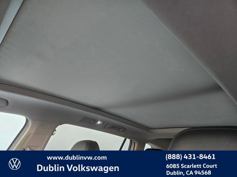 Used 2018 Volkswagen Tiguan SE w/ Panoramic Sunroof Package image 18