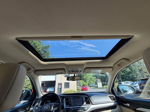Used 2016 Toyota Highlander XLE AWD/4WD image 21