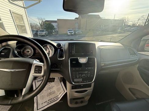 Used 2014 Chrysler Town & Country Touring-L w/ Driver Convenience Group image 6