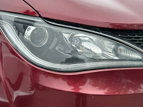Used 2018 Chrysler Pacifica Limited FWD image 9
