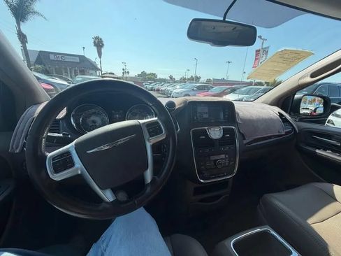 Used 2012 Chrysler Town & Country Touring w/ Entertainment Group #1 FWD image 7