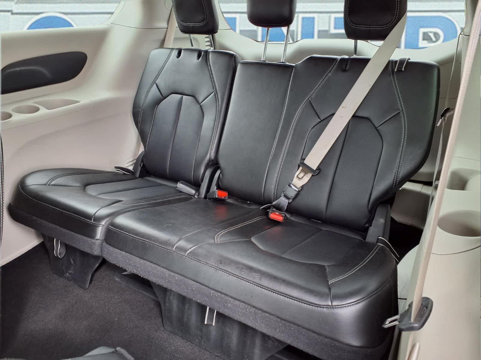 Used 2024 Chrysler Pacifica Touring-L FWD image 11