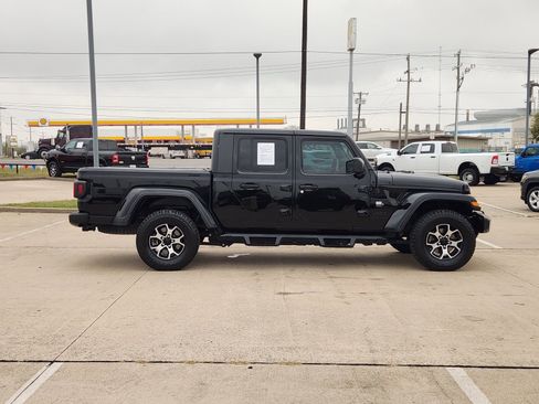 Used 2021 Jeep Gladiator Sport image 2