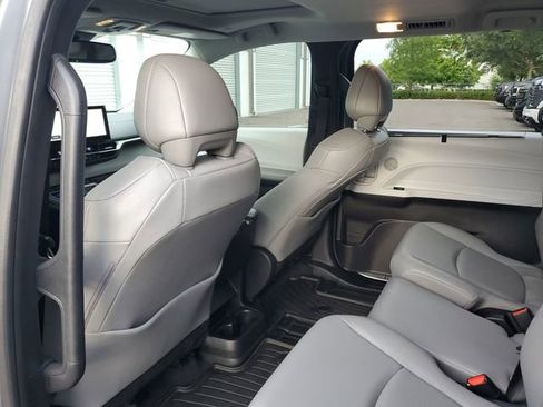 Used 2026 Toyota Sienna XLE FWD image 9
