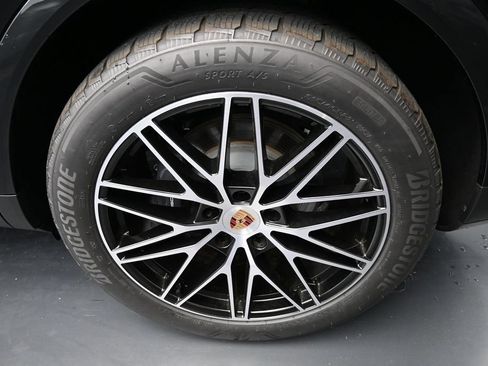 Certified 2025 Porsche Cayenne AWD/4WD image 9