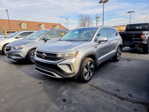 Used 2024 Volkswagen Taos SE image 3