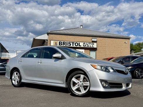Used 2014 Toyota Camry SE w/ Moonroof Package FWD image 2