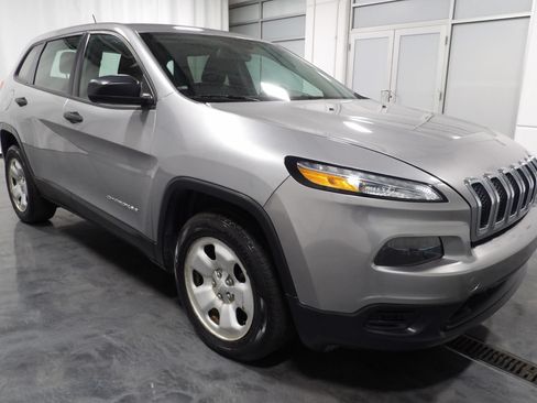 Used 2015 Jeep Cherokee Sport FWD image 2