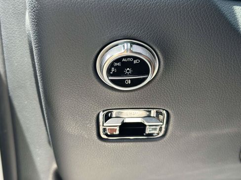 Used 2024 Mercedes-Benz GLC 300 4MATIC image 28