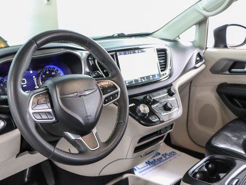 Used 2023 Chrysler Pacifica Touring-L FWD image 22