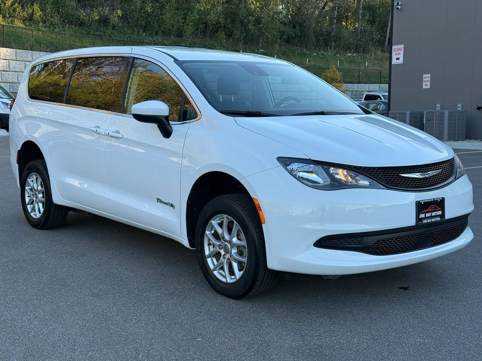 Used 2023 Chrysler Voyager LX FWD image 7