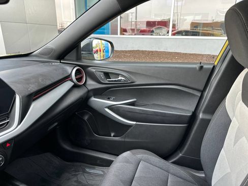 Used 2025 Chevrolet Trax RS FWD image 24