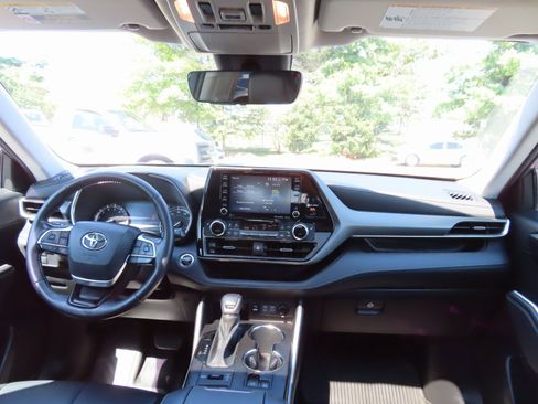 Used 2022 Toyota Highlander XLE image 17