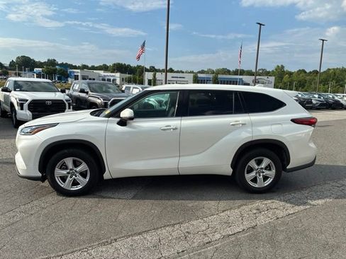 Used 2021 Toyota Highlander L FWD image 5