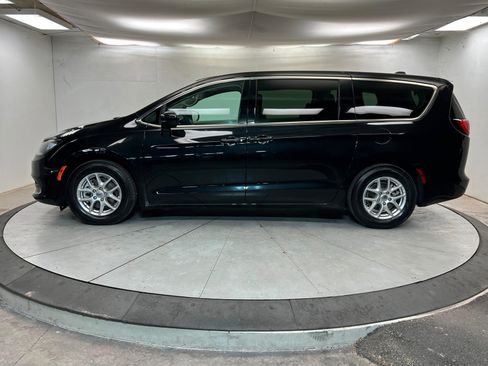 Certified 2023 Chrysler Voyager LX image 2