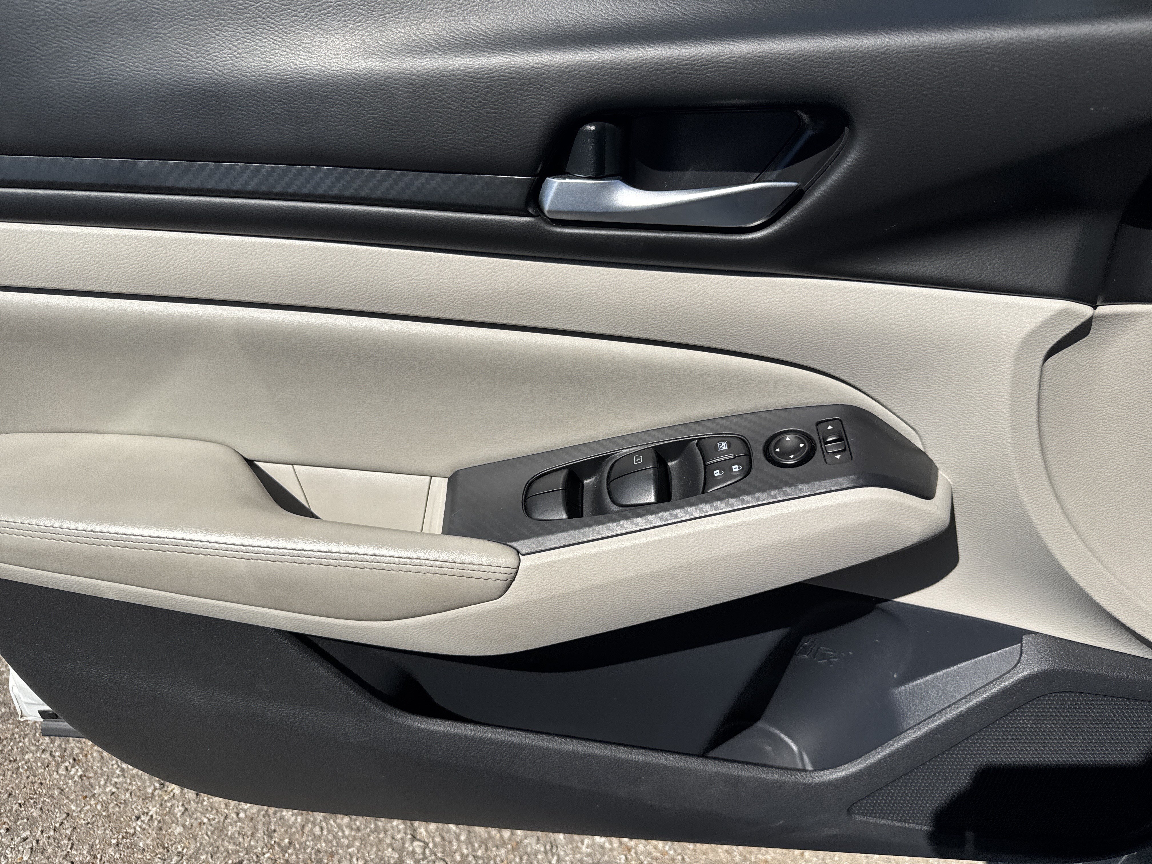 Used 2025 Nissan Altima 2.5 SV FWD image 9