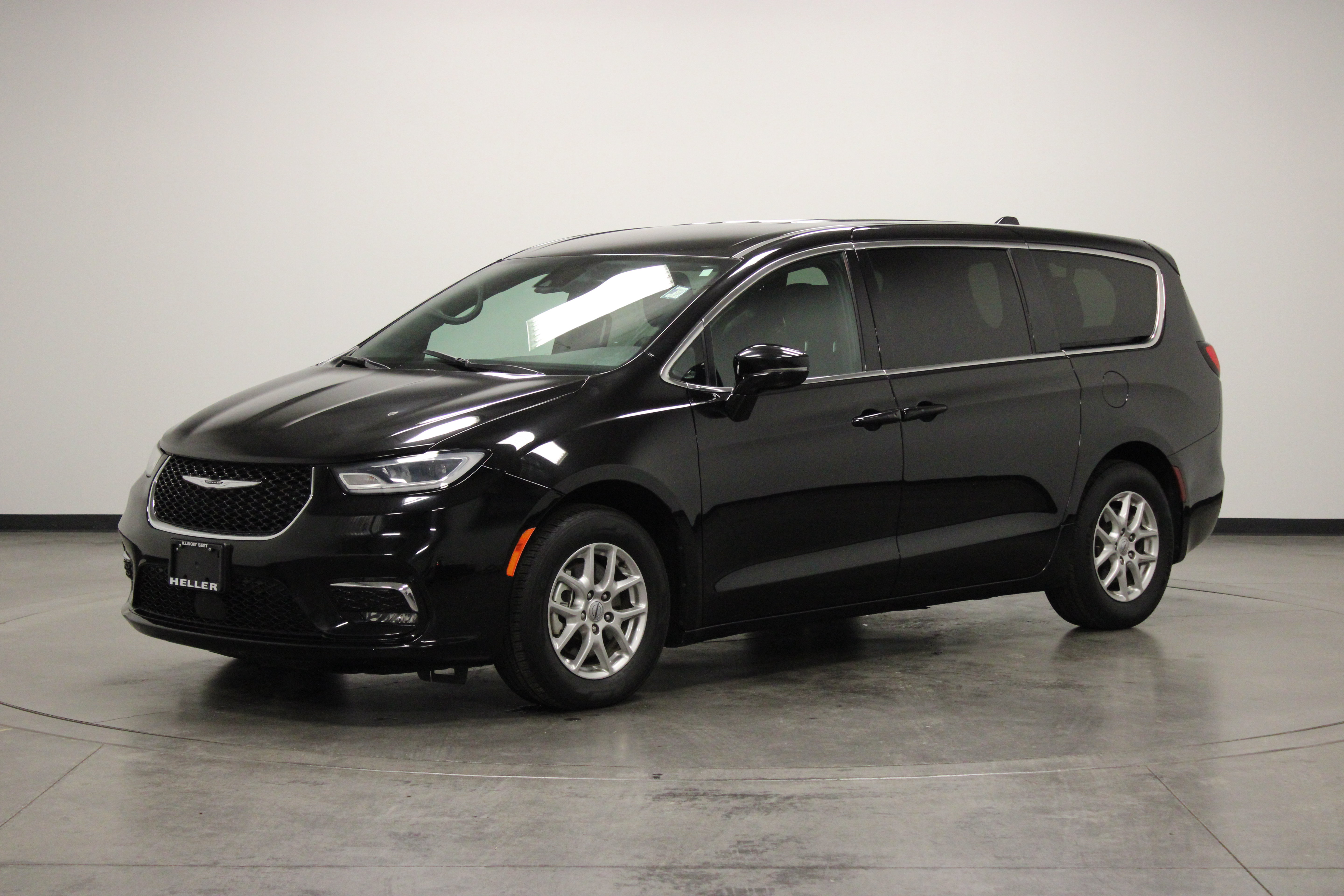 Used 2025 Chrysler Pacifica Select FWD image 4
