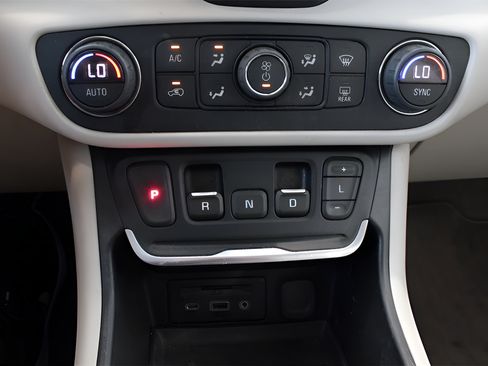 Used 2020 GMC Terrain Denali w/ Denali Premium Package FWD image 13