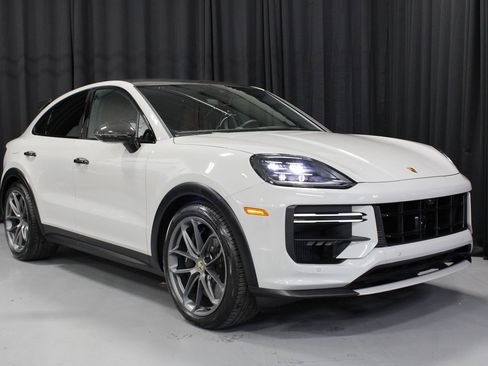 Used 2024 Porsche Cayenne Turbo GT image 9