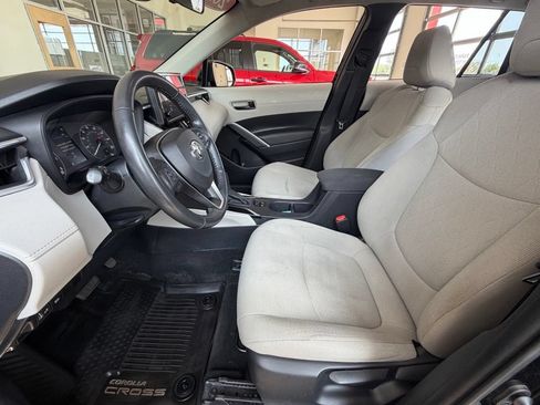 Used 2023 Toyota Corolla Cross LE AWD/4WD image 16