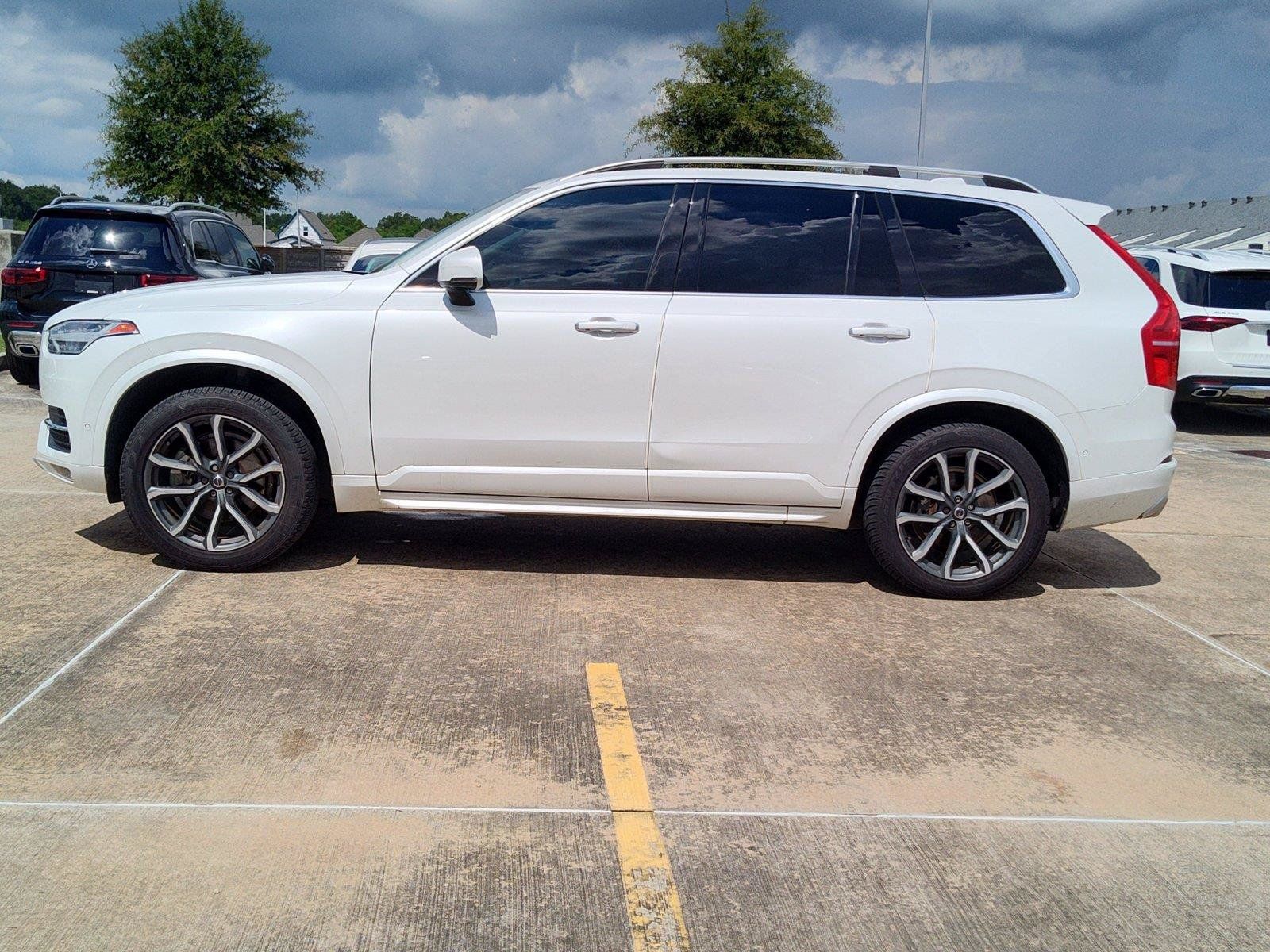 Used 2018 Volvo XC90 T6 Momentum w/ Convenience Package AWD/4WD image 3