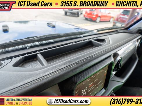 Used 2018 Jeep Wrangler Unlimited Sahara AWD/4WD image 17