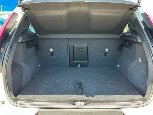 Used 2023 Volvo XC40 B4 Plus FWD image 6