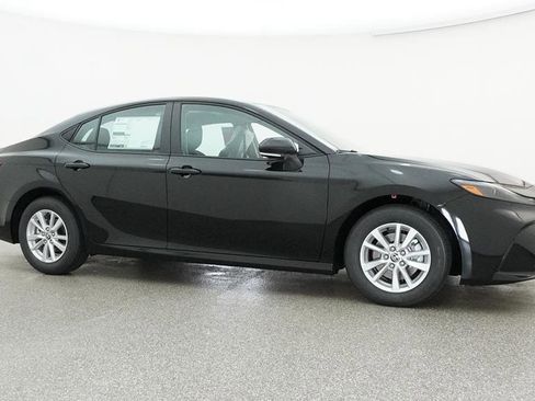 Used 2025 Toyota Camry LE image 28