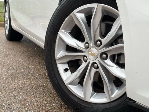 Used 2024 Chevrolet Malibu LT image 2