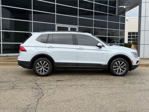 Used 2019 Volkswagen Tiguan SE w/ Panoramic Sunroof Package image 2