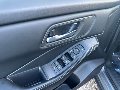 Certified 2025 Nissan Rogue SV image 11