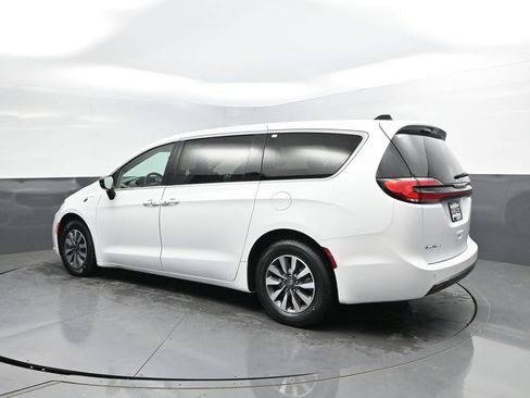 Used 2024 Chrysler Pacifica Limited FWD image 5