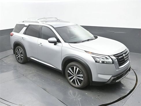 Used 2024 Nissan Pathfinder Platinum w/ Cargo Package image 30
