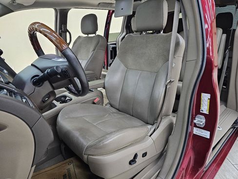Used 2013 Chrysler Town & Country Limited w/ Luxury Group FWD image 18