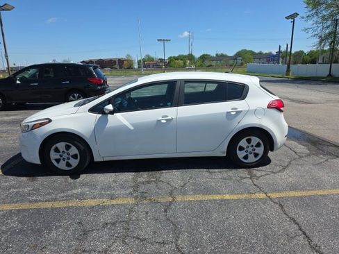 Used 2017 Kia Forte LX image 2