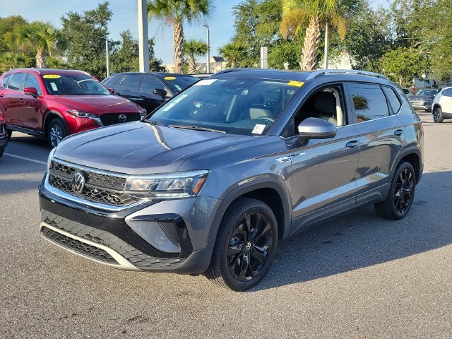 Certified 2024 Volkswagen Taos SE w/ Panoramic Sunroof Package FWD image 2
