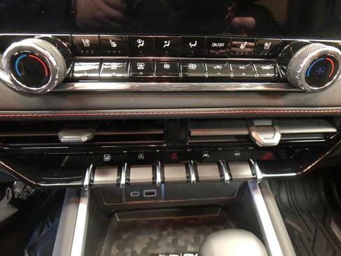 Used 2025 Chevrolet Colorado Z71 w/ Technology Package image 17