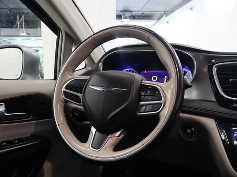 Used 2019 Chrysler Pacifica Limited FWD image 26