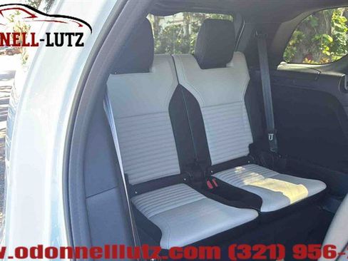 Used 2024 Land Rover Discovery Dynamic SE AWD/4WD image 13