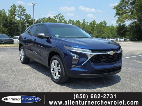 Used 2024 Chevrolet Trax LS w/ Driver Confidence Package FWD image 1