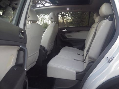 Used 2018 Volkswagen Tiguan SE w/ Panoramic Sunroof Package image 12