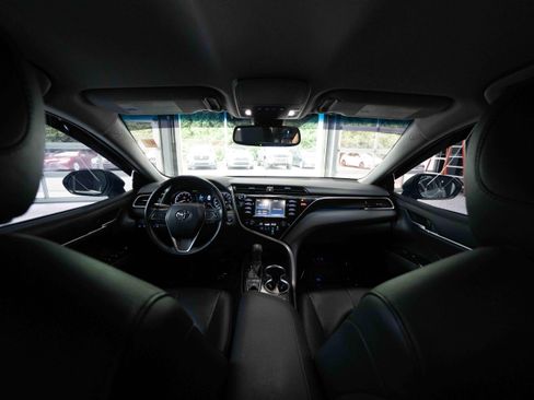 Used 2018 Toyota Camry XLE FWD image 19