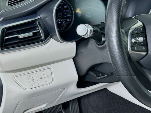 Used 2025 Genesis G70 2.5T image 17