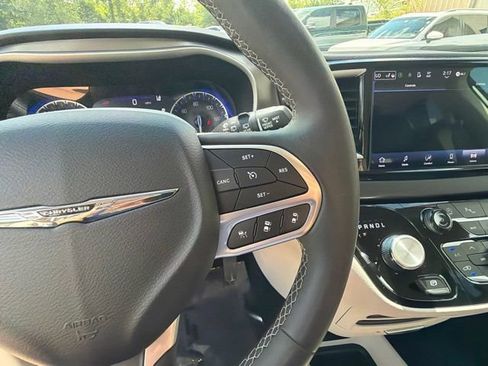 Used 2024 Chrysler Pacifica Touring-L FWD image 26
